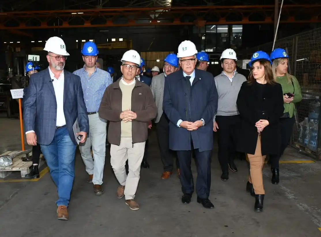 Osvaldo Jaldo visitó la industria metalúrgica donde reparan la balsa “La Niña”