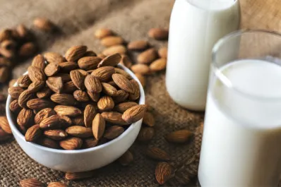 Consumir leche de almendras o el fruto seco: ¿cuál de los dos tiene mayores ventajas para la salud?
