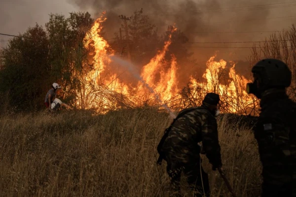 Grecia ordena más evacuaciones cerca de Atenas por incendios