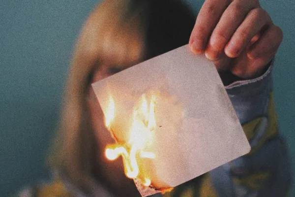 ¿Ritual de limpieza o de malos augurios? Qué implica quemar un papel con el nombre de una persona