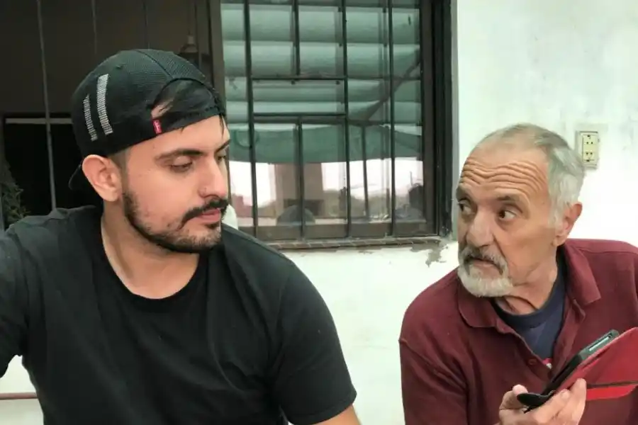 RECUERDOS. Alejandro Durando, manteniendo una charla con su hijo.