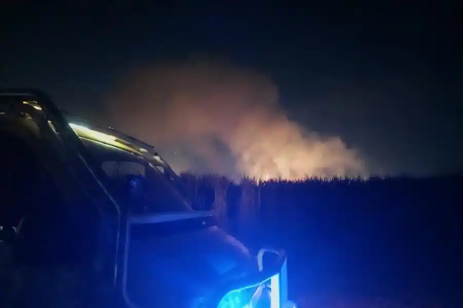 INCONVENIENTE. Varios aprovechan la noche para quemar caña.