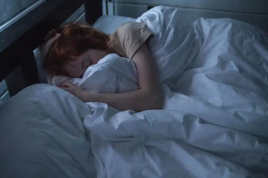 Las hormonas se desregulan con la falta de sueño.