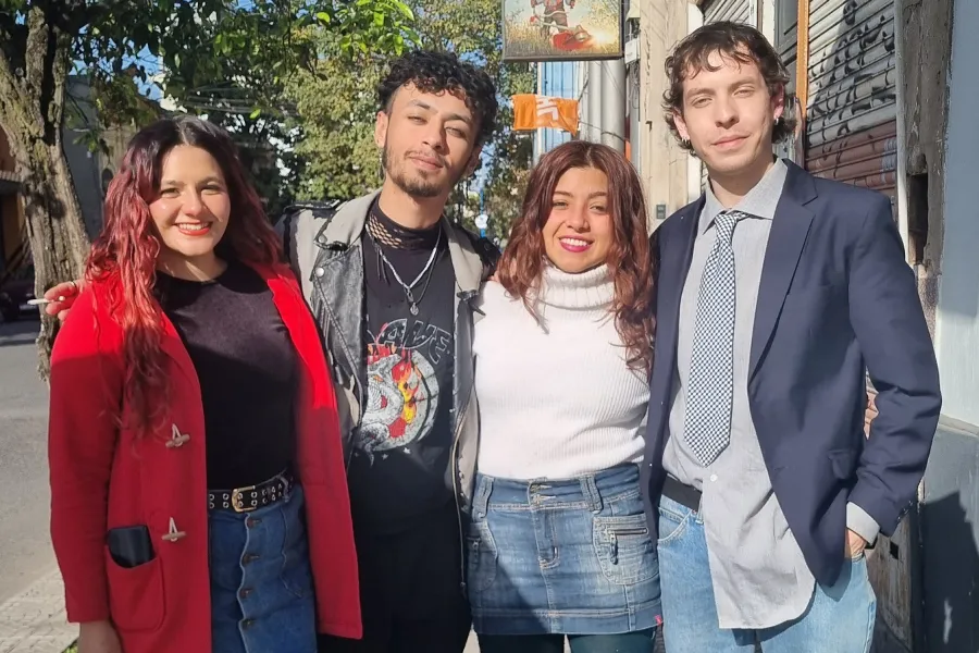 ORGANIZADORES. El evento es coordinado por los estudiantes de cine, de izquierda a derecha, Camila Farias Diaz, Mario Carrizo, Catalina Cabello y Guy de Chazal. / LIMONADA CULTURAL.