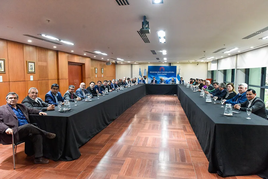 ASISTENCIA PERFECTA. Los 34 legisladores y legisladoras del bloque Justicialista participaron del almuerzo con el gobernador Jaldo y el vice Acevedo.