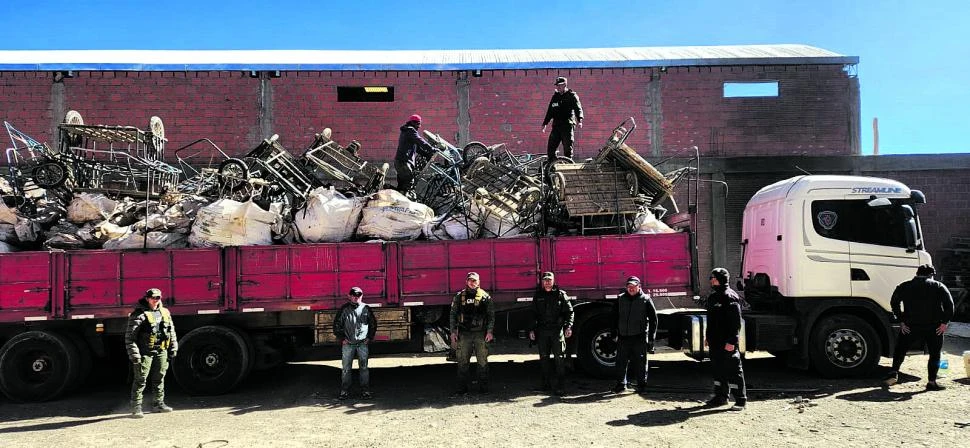 CARGA. Los gendarmes con el material que secuestraron.