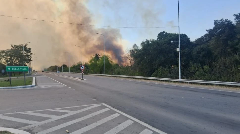 PELIGRO EN EL HORIZONTE. Las nubes de humo que invadieron la ruta, cerca del ingreso de la ciudad de Bella Vista el domingo por la tarde.