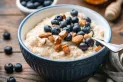 Cómo conviene comer la avena en el desayuno: ¿cruda o cocida?