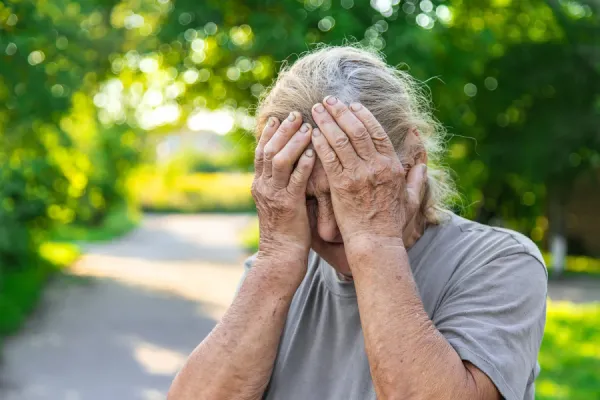 ¿Cómo comienza la demencia senil? Los síntomas que requieren atención médica inmediata