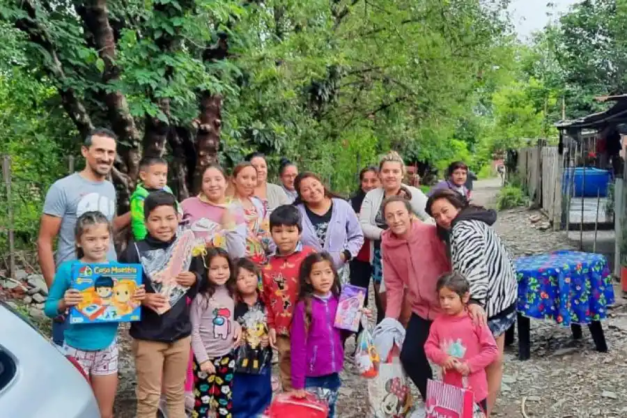 SOLIDARIDAD. Carlos Pérez López entregando donaciones en Tafí Viejo.