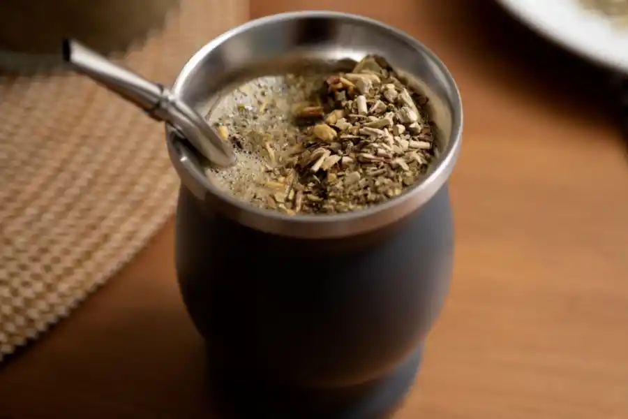 Los argentinos bebemos alrededor de dos litros de mate por día.