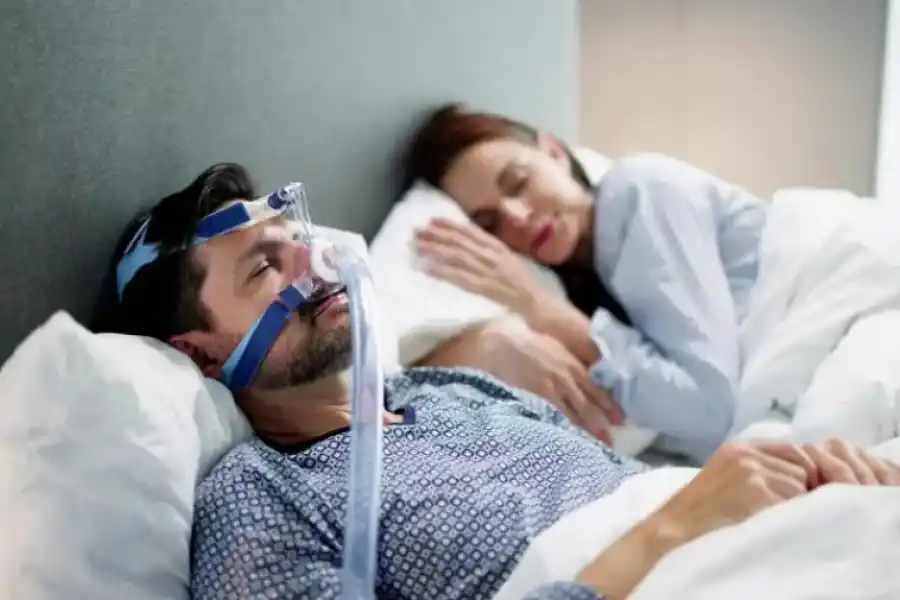 El tratamiento de una persona con apnea del sueño.