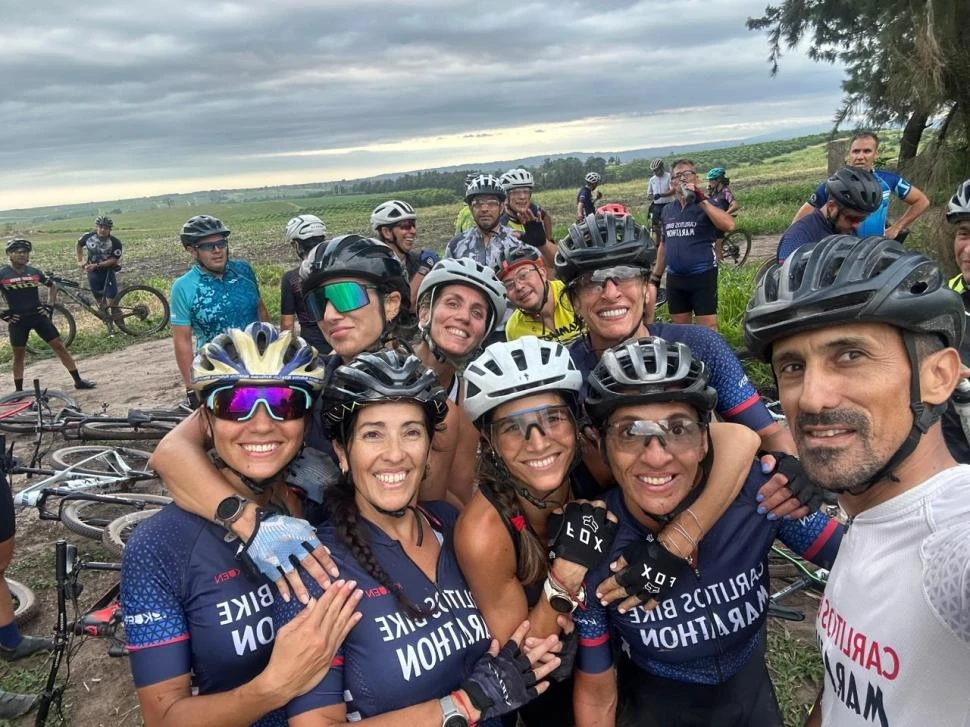 HAY EQUIPO. Carlos Pérez López (derecha) junto a alumnas de la escuelita “Carlitos bike”, que fundó en septiembre de 2019 y que estarán presentes en el Rally Trasmontaña que se correrá el domingo.