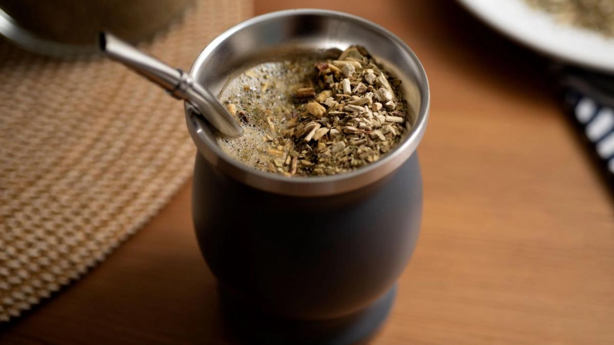 Los argentinos bebemos alrededor de dos litros de mate por día.