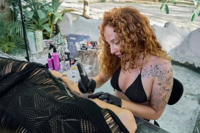 Una tatuadora tucumana enseña a cuidar los tatuajes recién hechos