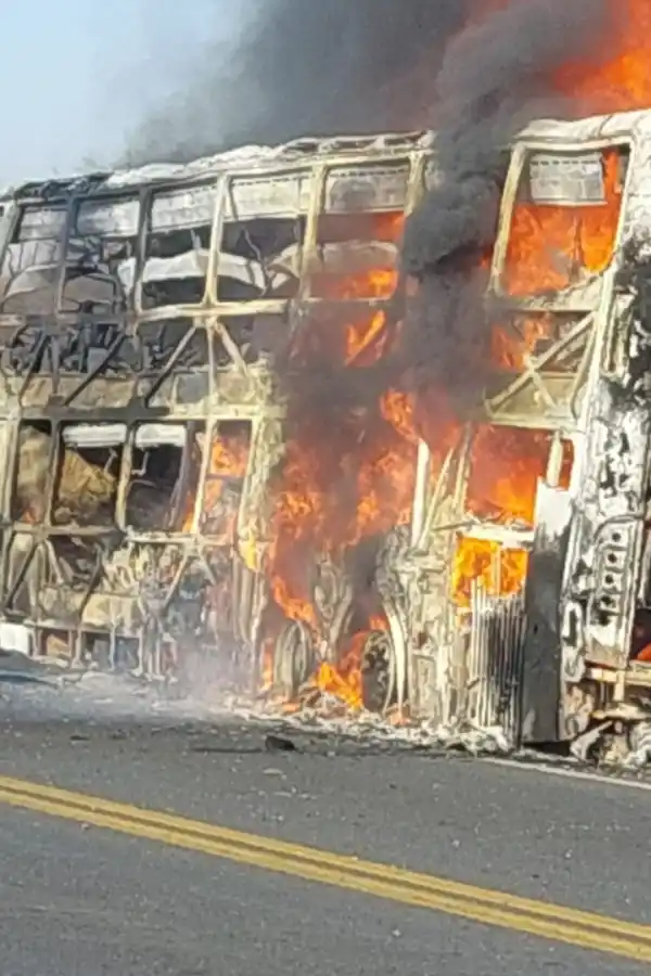 UN ANTICIPO. El incendio de un micro abrió una investigación.