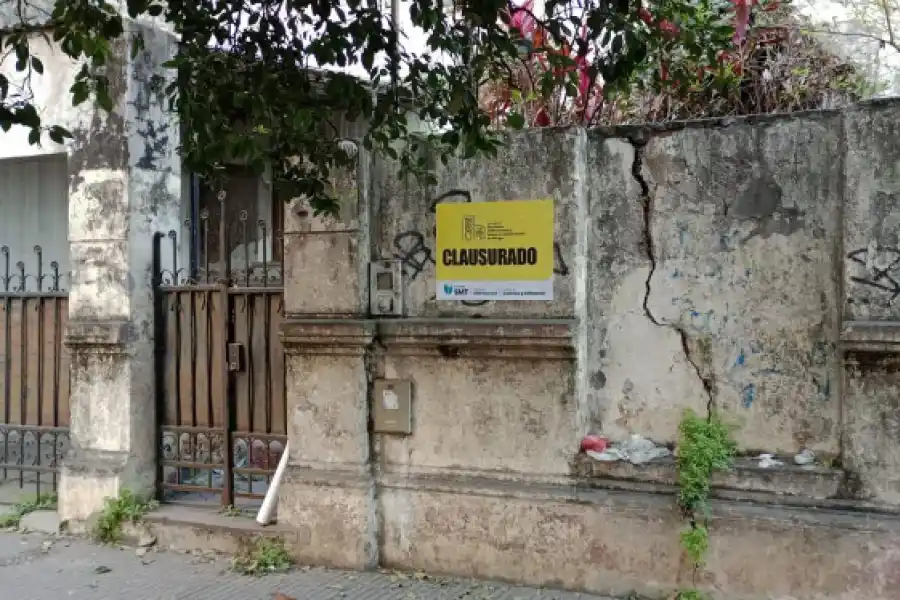 GRIETA 1. La Municipalidad capitalina procedió a clausurar, ante la fisura.