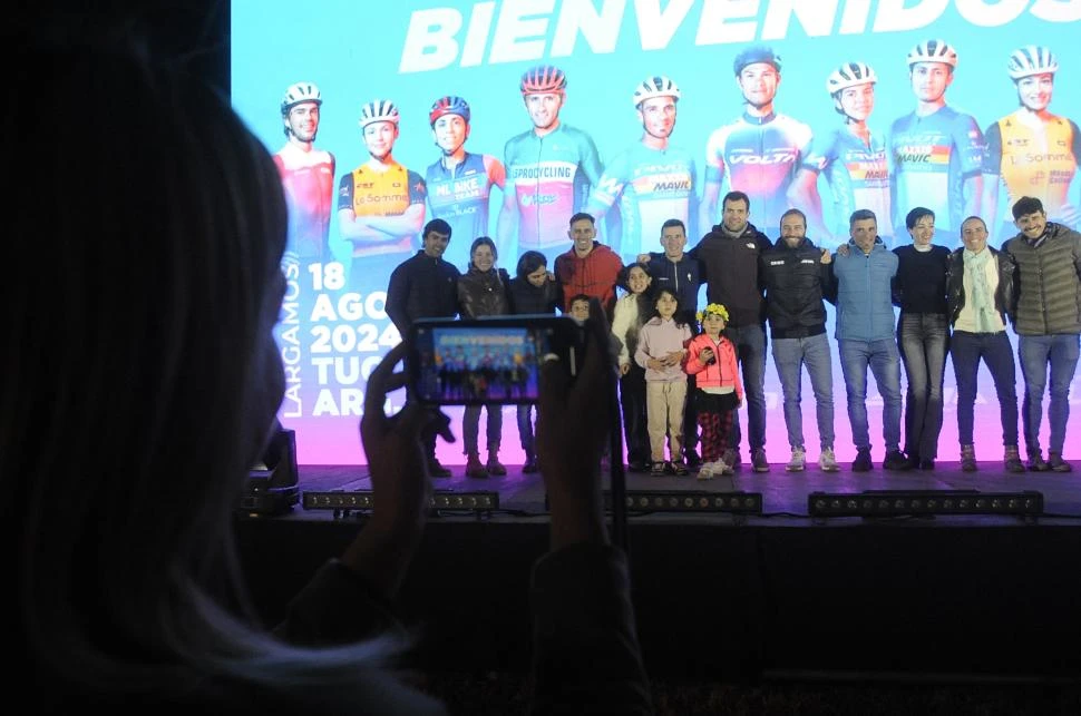 PROTAGONISTAS. Los organizadores le dieron la bienvenida a la edición N° 30 del Rally Trasmontaña de mountain bike y varios bikers contaron emocionantes anécdotas. LA GACETA / FOTOS DE ANTONIO FERRONI