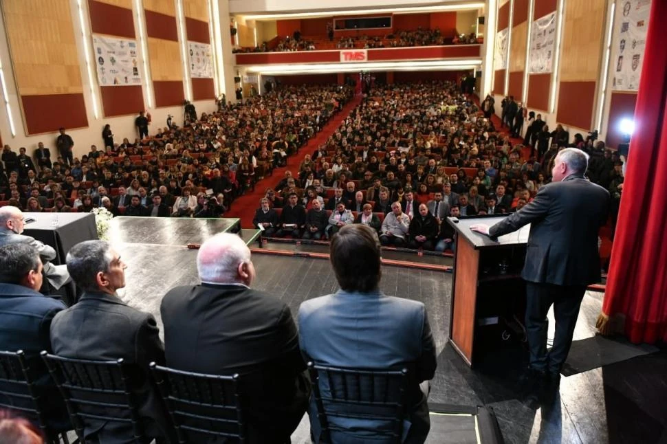 RECONOCIMIENTO. El Gobernador, Osvaldo Jaldo, agradeció a las organizaciones sociales por su labor y habló sobre la lucha provincial contra la droga. 