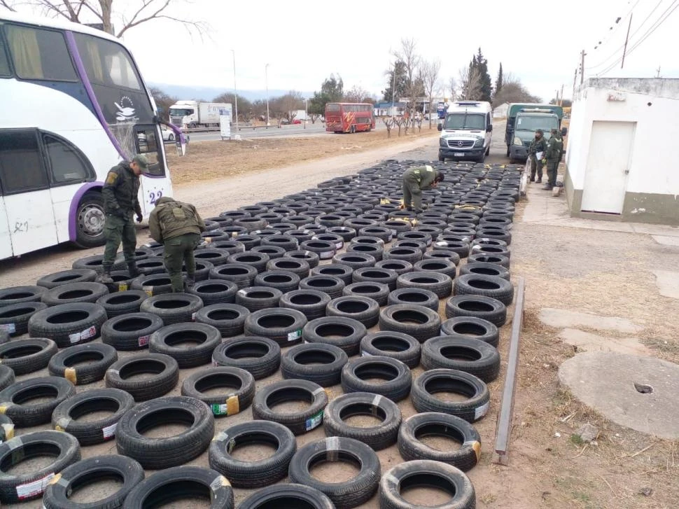 NADA CAMBIA EN LAS RUTAS. Pese a que ya se acabó la crisis del caucho, se siguen secuestrando centenares de cubiertas ingresadas al país.