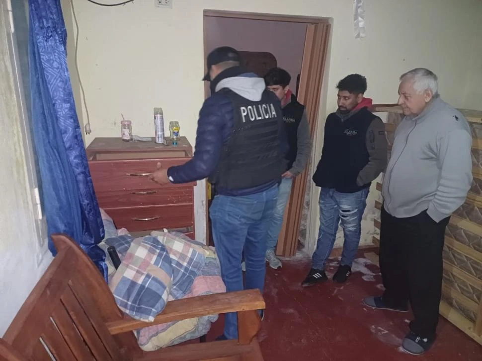 EN PLENO PROCEDIMIENTO. Los policías analizan una habitación en uno de los allanamientos.