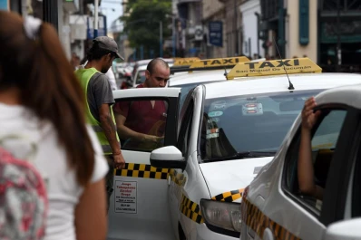 Intercambio de ideas con taxistas: paradas fijas y una aplicación
