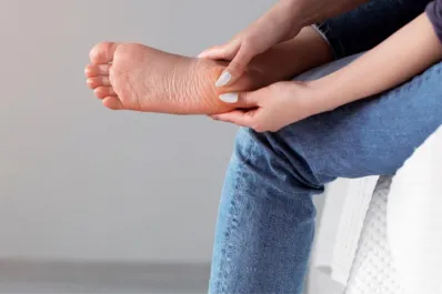 ¿Qué enfermedades causan el entumecimiento y hormigueo en los pies?