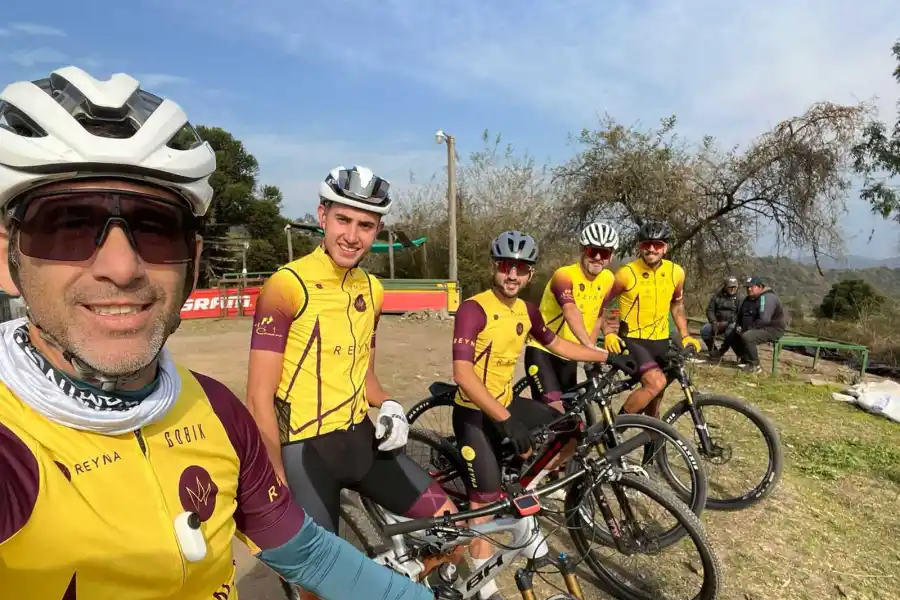 Cruzaron el Atlántico para competir en el Trasmontaña y realizaron una acción solidaria