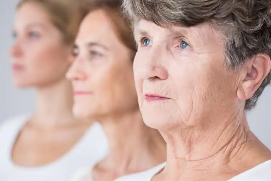 Las edades donde el envejecimiento se acelera es a los 30, 60 y 78 años.