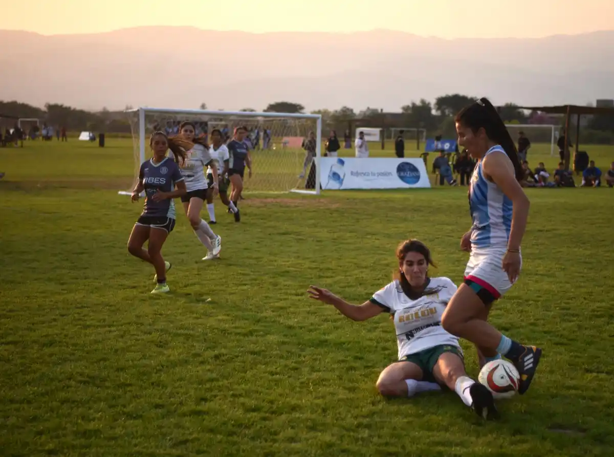 QUITE LIMPIO. El fútbol femenino es muy competitivo en Las Cañas. Foto: Inés Quinteros Orio- LA GACETA