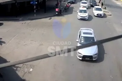 Video: la maniobra prohibida de un automovilista hizo volar al conductor de una moto