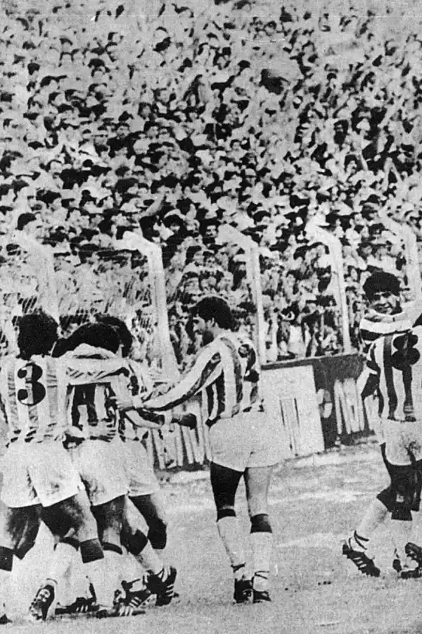 ALEGRÍA. Jorge López es abrazado por sus compañeros, tras el segundo gol de San Martín. 