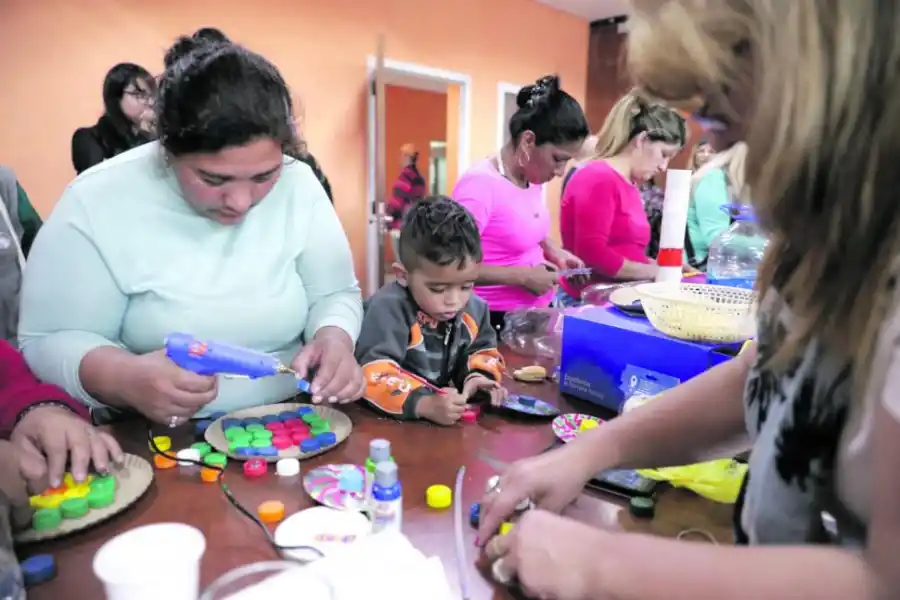 TRABAJO EN EQUIPO. Con paciencia, se les va dando forma a los juegos.