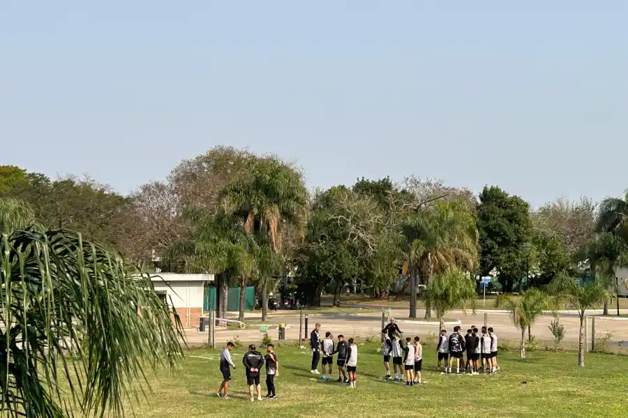 A POCOS METROS. El plantel de Chaco For Ever también tuvo su preparación en la previa.