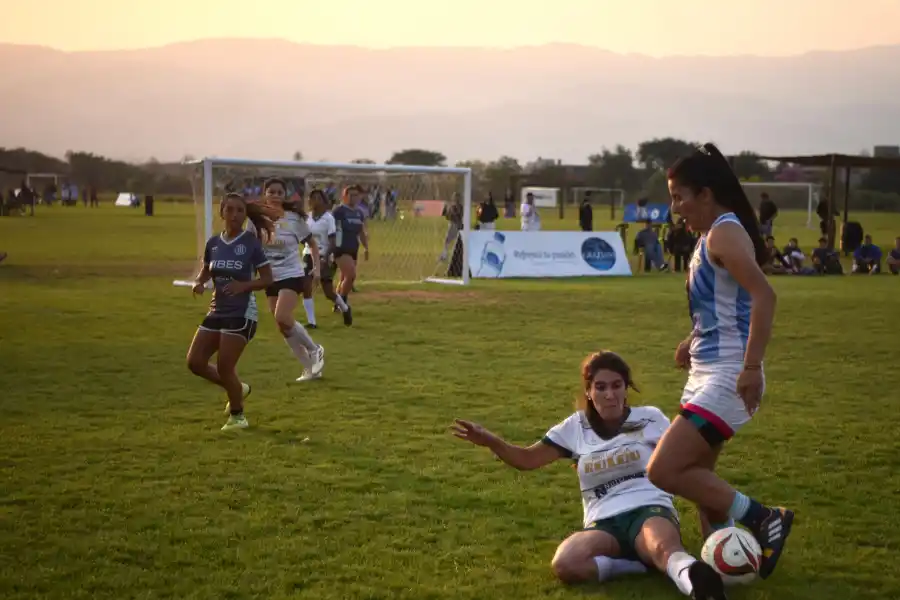 QUITE LIMPIO. El fútbol femenino es muy competitivo en Las Cañas. Foto: Inés Quinteros Orio- LA GACETA