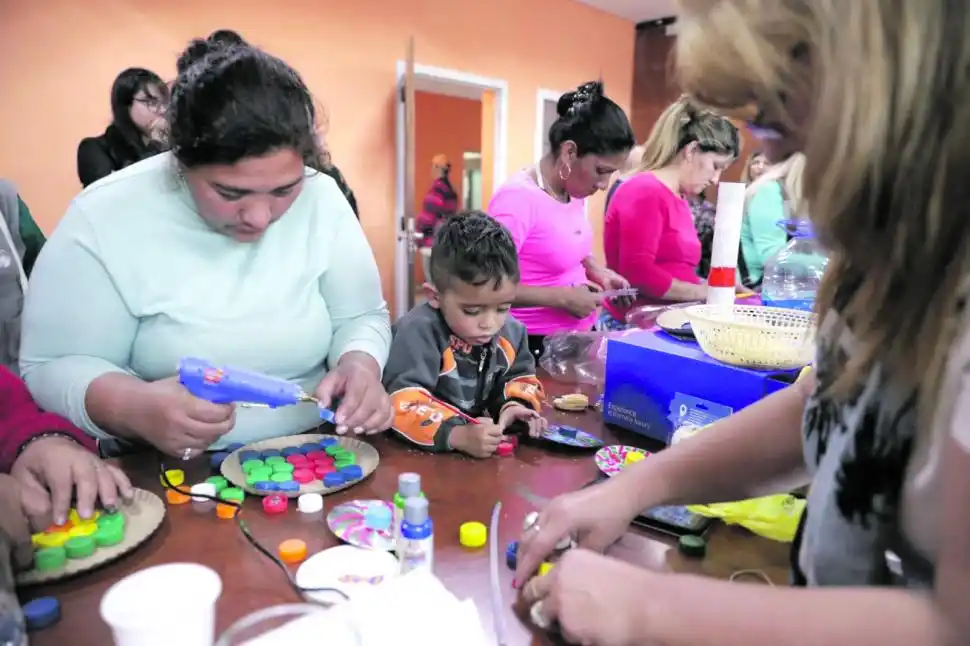 TRABAJO EN EQUIPO. Con paciencia, se les va dando forma a los juegos.