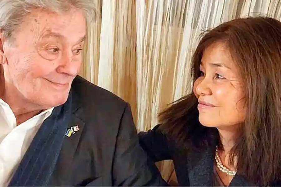 Alain Delon junto a su ex asistente Hiromi Rollin, acusada de maltratarlo