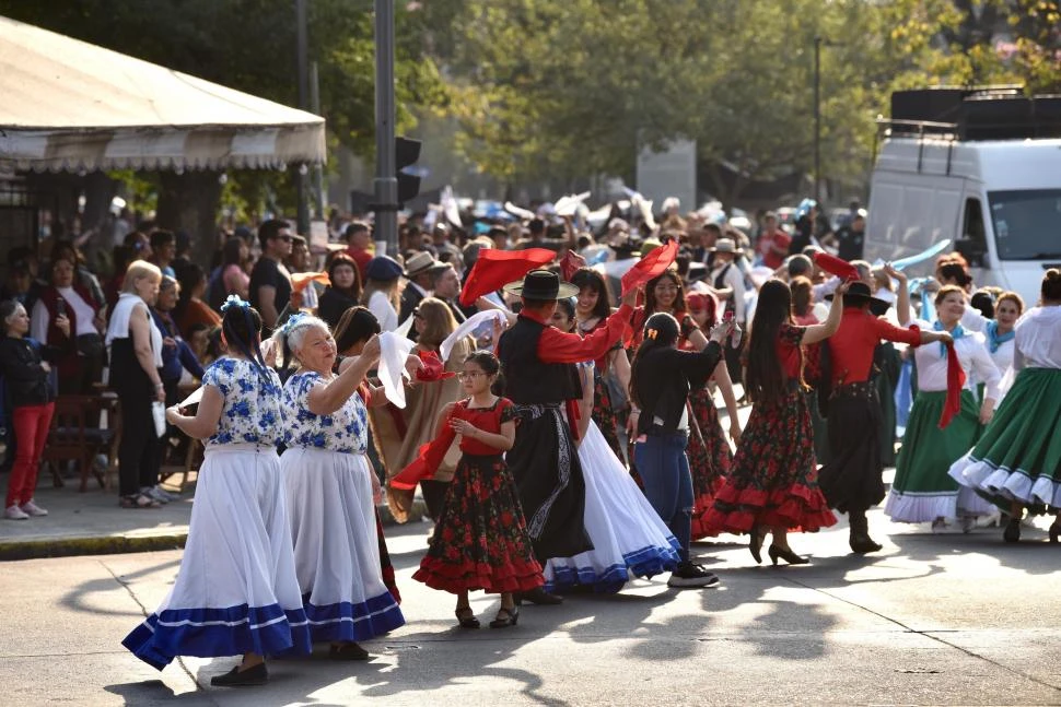 NOVENA EDICIÓN. Participación popular en el Paseo de la Zamba, con canto y baile.