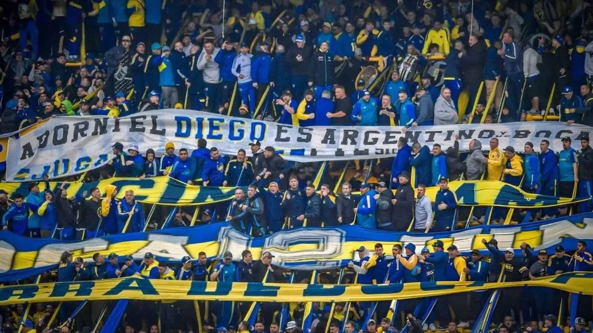 LA BOMBONERA HABLÓ. Los hinchas de Boca Juniors defendieron a Diego Armando Maradona.