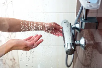 A la mañana o a la noche: ¿cuál es el mejor momento para ducharse y dormir mejor?