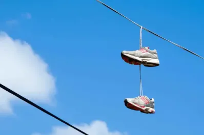 Por qué aparecen zapatillas en los cables de luz y qué explicación da la Policía