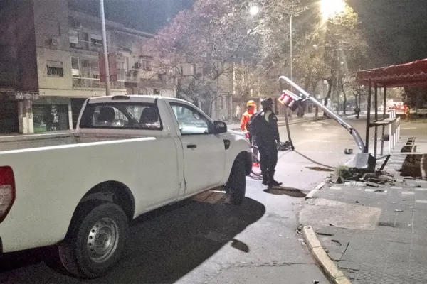 VIDEO Una camioneta chocó y derribó un semáforo en Sarmiento y Suipacha