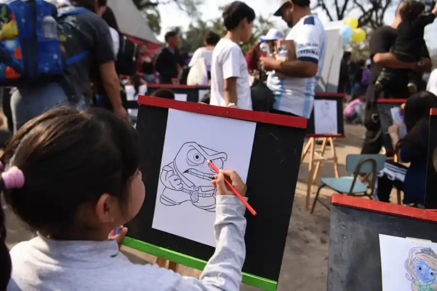 ARTISTAS. Con lápices y con acuarelas los más chicos hicieron su arte.