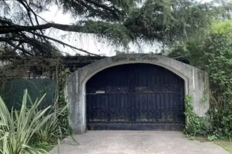 Así es el frente de la casa del Indio Solari