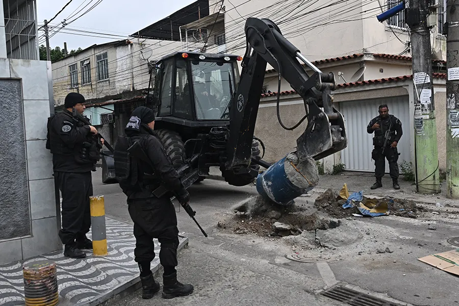 BLOQUEOS. Los criminales construyen barricadas en las favelas de Río.