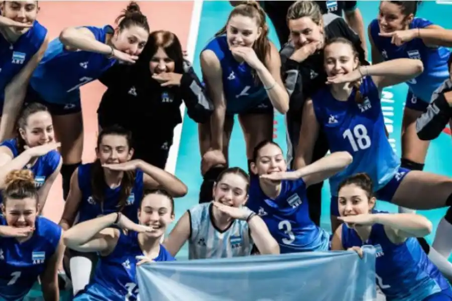 EN PERÚ. Las Panteritas van por la recuperación. Medina Sarmiento (con la remera cinco) representa al vóley tucumano en el torneo.