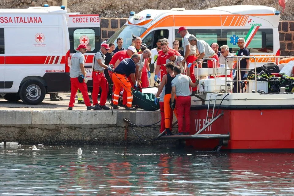 Sicilia: un muerto y seis desaparecidos tras el hundimiento de un lujoso velero