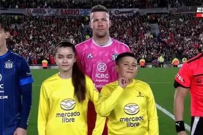 Doble mewing en la previa del partido entre River Plate y Talleres: ¿Qué es este llamativo y viral gesto?