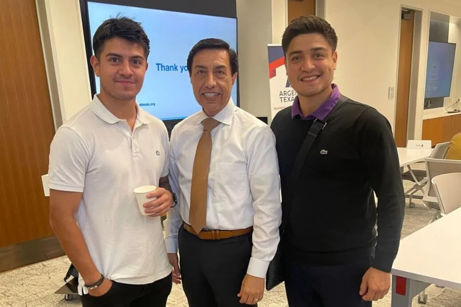 CONTINÚAN CRECIENDO. Marcos y Lucas junto a Roland Peña, el jefe de desarrollo empresarial de Austin, Texas./MARCOS OCÓN
