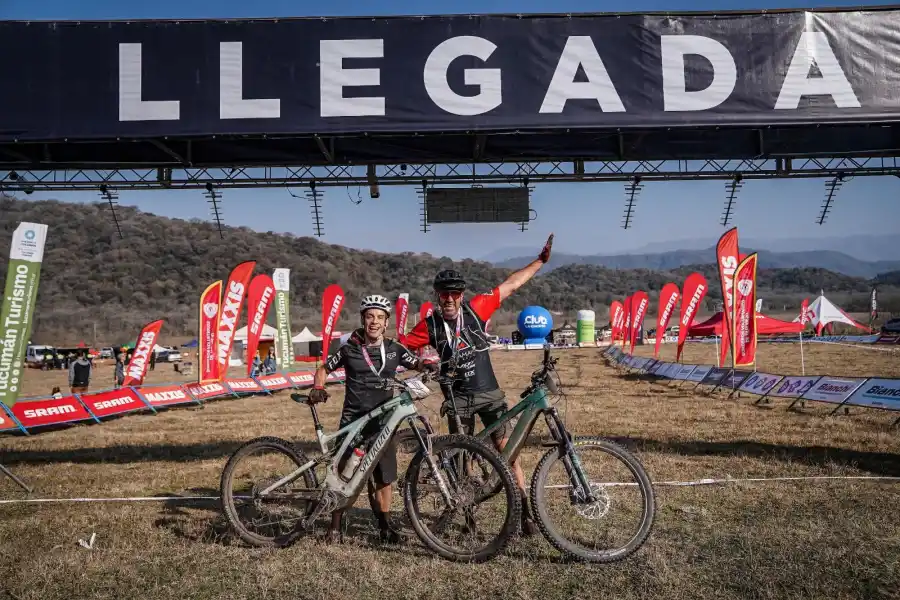 META CUMPLIDA. Larrosa y su compañero Tomás Poviña celebran su participación el Trasmontaña.